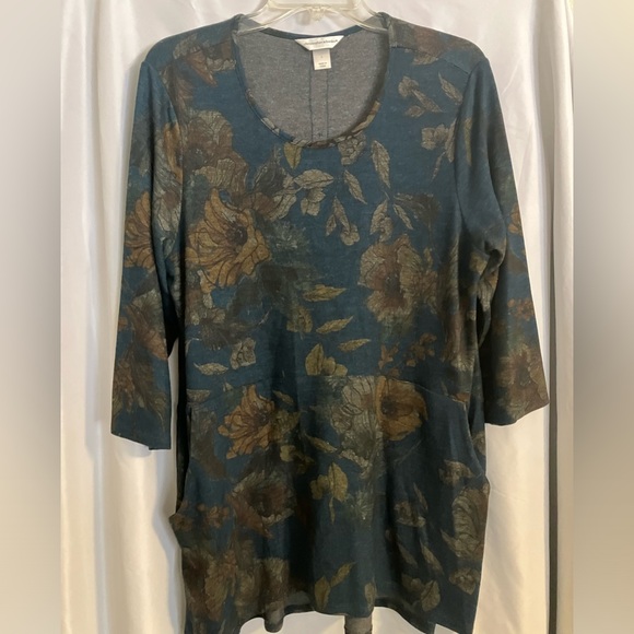 Christopher and Banks floral print tunic top with side pockets and button back. - Picture 1 of 6